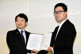 スカイドライブの福沢知浩最高経営責任者（右）と連携協定を結んだ斎藤元彦知事＝神戸市内