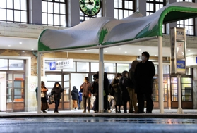 ＪＲ神戸駅でタクシーを待つ人たちの列＝２４日午後２２時４４分、神戸市中央区