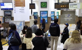 電車が大幅に遅れ、電光掲示は「調整中」となり、駅員が個別に電車の到着予定時刻を伝えていた＝２４日午後１０時４０分、神戸市中央区のＪＲ神戸駅