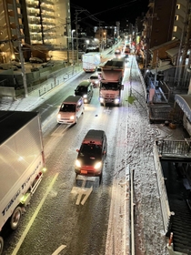 降雪による事故のため、渋滞する国道２号＝２５日午前５時５６分、神戸市垂水区塩屋町１
