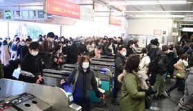 大混雑のポートライナー三宮駅＝２５日午前７時５２分、神戸市中央区