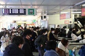 大混雑のポートライナー三宮駅＝２５日午前７時５３分、神戸市中央区