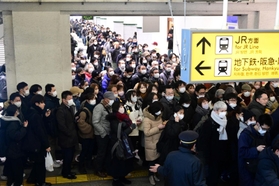 ダイヤが乱れ、大混雑するポートライナーの三宮駅＝２５日午前７時５５分、神戸市中央区