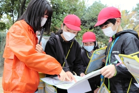 フィールドワークで児童に寄り添う神戸学院大の学生（左）ら＝神戸市灘区
