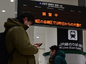 ダイヤが大幅に乱れたＪＲ各線＝２５日午前１０時４３分、ＪＲ三ノ宮駅