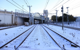 雪に覆われたＪＲ神戸線＝２５日午前７時３５分、神戸市須磨区