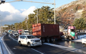 寒波の影響で路面が凍結し、スリップ事故が相次いでまひ状態となった神戸市内の幹線道路＝２５日午前７時４２分、神戸市須磨区一ノ谷町５