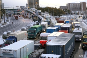 大雪の影響で渋滞する国道２号＝２５日午前７時４分、神戸市須磨区
