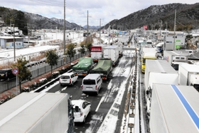 寒波の影響で未明からほとんど動かなくなった車列で埋まる国道２号＝２５日午後０時２３分、たつの市揖保川町