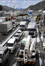 寒波の影響で未明からほとんど動かなくなった車列で埋まる国道２号＝２５日午後、たつの市揖保川町