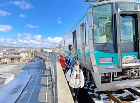 はしごを使って車両から高架の線路上に降りる乗客ら＝２５日午前１１時５３分、加古川市加古川町溝之口