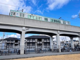 高架上で立ち往生した電車車両＝２５日午後０時７分、加古川市加古川町溝之口