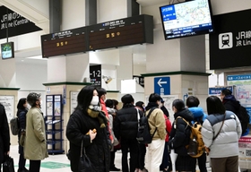 ＪＲ神戸線では夕方に運転再開を発表した後も、運行状況は「調整中」のままだった＝２５日午後５時３８分、神戸市中央区、ＪＲ三ノ宮駅