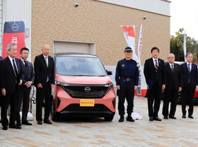災害時の支援協定を結んだ兵庫県警本部と自動車販売会社の幹部ら＝三木市志染町御坂