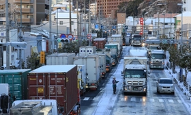 渋滞する国道２号＝２５日午前、神戸市須磨区