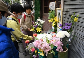 近所の人に愛されていた地域猫のナンダスのために作られた祭壇。子どもたちが足を止める光景も見られた＝神戸市垂水区塩屋町３