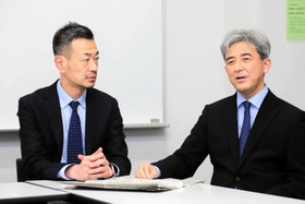 ２０１９年に重要な民事裁判記録の大量廃棄を相次いで報じた元朝日新聞記者の奥山俊宏さん（右）と、元共同通信記者の澤康臣さん＝東京都内