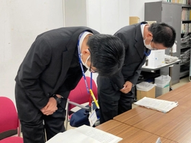 公用スマホの紛失と虚偽報告について謝罪する尼崎市の幹部＝尼崎市役所