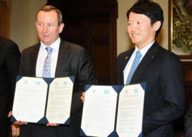 カーボンニュートラル（温室効果ガスゼロ）実現に向けた連携、協力で共同声明に合意した斎藤元彦兵庫県知事（右）とマーク・マガウワンオーストラリア西オーストラリア州首相＝兵庫県公館