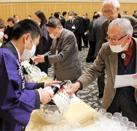 地酒などを楽しむ参加者たち＝東京都千代田区