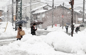 大雪となった豊岡市街地。道路脇には除雪された雪が積み上げられた＝２８日午後、豊岡市寿町