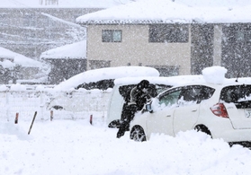 大雪で駐車場から車を出すのもひと苦労＝２８日午前１０時５２分、豊岡市寿町