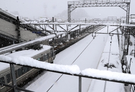 大雪で始発から運転を見合わせたＪＲ山陰線。線路も見えなくなった＝２８日午後２時４１分、ＪＲ豊岡駅