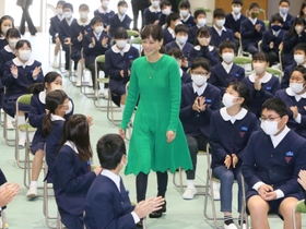 母校の加古川小学校の創立１５０周年記念式典に、サプライズで登場した上野樹里さん＝２０２２年１２月３日、加古川市加古川町木村