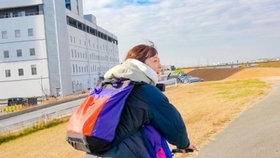 上野さんが加古川市内を巡った動画「樹里の加古川オフめぐり」の一場面（加古川観光協会提供）