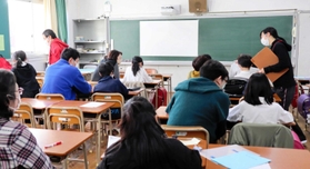 マンツーマンでじっくりと。和やかな空気が流れる住吉小学校の放課後学習＝神戸市東灘区住吉東町４