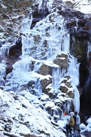 最強寒波の影響で氷結した七曲滝。氷の造形がハイカーを魅了する＝３０日午前、神戸市北区有馬町