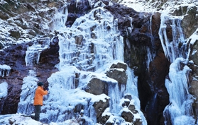 最強寒波の影響で氷結した七曲滝。氷の造形がハイカーを魅了する＝３０日午前、神戸市北区有馬町