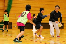 小学生ハンドボールクラブ「ジョセフ蓮池」。創設者の粟田監督（右）にとっても中体連の大会出場は悲願だった＝兵庫県播磨町西野添４、蓮池小学校
