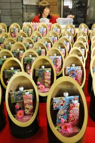 竹取物語を思わせる「かぐやびな」。左が平成柄で右が令和柄＝兵庫県上郡町高田台