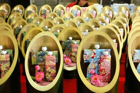 竹取物語を思わせる「かぐやびな」。左が平成柄で右が令和柄＝兵庫県上郡町高田台