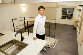 明舞団地の集合住宅でリノベーションを手がけた清水大介さん。ニュータウン再生の期待を背に受ける＝明石市松が丘１
