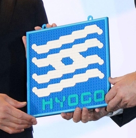 レゴブロックでつくった兵庫県の県旗＝ひょうごはじまり館