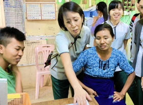 ミャンマーで医療コーディネーターとして働く河野朋子さん（左から２人目、ジャパンハート提供）