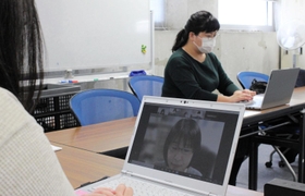 兵庫県立大看護学部のスタッフらもサポートするオンライン交流会＝明石市北王子町
