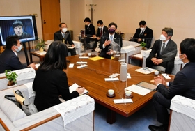 スキー場やその周辺地域への支援を斎藤元彦知事（右）に訴える観光協会の代表者ら＝兵庫県庁