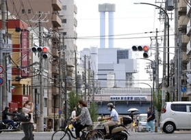地域住民らが行き交う市街地に隣接する神戸製鋼の石炭火力発電所（奥）＝神戸市灘区