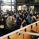 飛躍の１年になりますように－。真剣な表情で手を合わせる参拝者＝１日午前、湊川神社