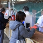 縁起物を手渡す長田神社の巫女＝１日午前、神戸市長田区長田町３、長田神社