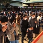 願いを込めて手を合わせる参拝客＝１日午前、神戸市長田区長田町３、長田神社