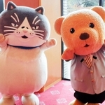 ホテルオークラ神戸のキャラクター「オルタン」と記念撮影するマル
