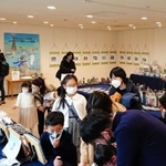 １日から始まった本紙連載「かなしきデブ猫ちゃん」展示会を観賞する来場者ら＝ホテルオークラ神戸