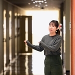 大学院では、世間の「普通」をめぐる生きづらさについて研究した土居綾美さん。修士課程修了後はオンライン塾の開設を目指しているという＝神戸市灘区鶴甲３、神戸大大学院人間発達環境学研究科