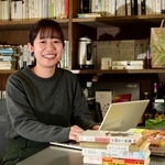 大学院では、世間の「普通」をめぐる生きづらさについて研究した土居綾美さん。修士過程修了後はオンライン塾の開設を目指しているという＝神戸市灘区鶴甲３、神戸大大学院人間発達環境学研究科