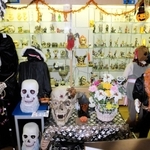 ハロウィーンや死者の日など世界の風習や文化がテーマの２階展示＝兵庫県尼崎市浜田町５