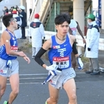 梶谷優斗（左）からたすきを受け取り、走り出す東海大・石原翔太郎＝鶴見中継所